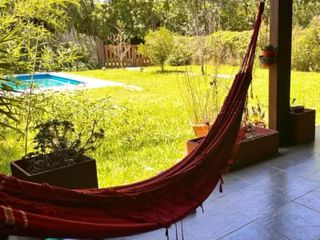Foto 1 de Alquiler - Casa dos dormis, pileta y jardín en Roldán