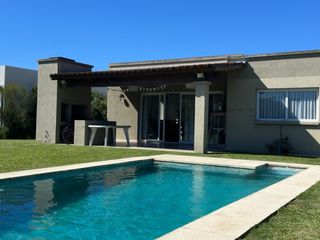Foto 1 de Casa con pileta en venta - San Eduardo  - Pilar del Este - Pilar