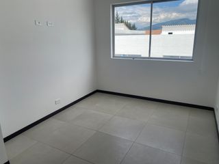 Foto 11 de Renta casa moderna 3 dormitorios, sector Puembo