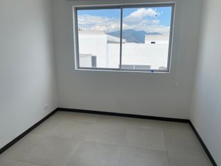 Foto 13 de Renta casa moderna 3 dormitorios, sector Puembo