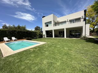 Foto 1 de Casa en Alquiler temporario en Barrio privado Rumenco