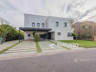 Foto 1 de CASA EN VENTA AL AGUA EN SAN MATIAS - CUATRO DORMITORIOS -