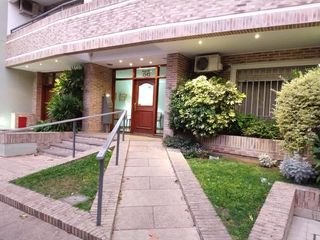Foto 2 de Departamento de 3 ambientes con cochera cubierta. Excelente ubicación céntrica.- Banfield E