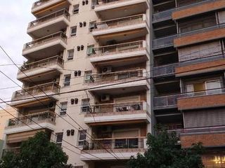 Foto 1 de Departamento de 3 ambientes con cochera cubierta. Excelente ubicación céntrica.- Banfield E