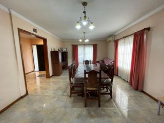 Foto 2 de VENTA CASA 4 AMB CON GARAGE Y JARDIN EL TALAR