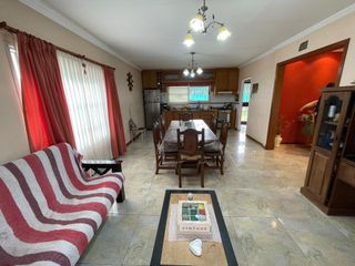Foto 10 de VENTA CASA 4 AMB CON GARAGE Y JARDIN EL TALAR