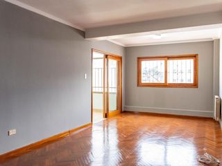 Foto 1 de Departamento de 2 Dormitorios y cochera en Alquiler- calle Alvarado, Salta