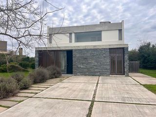 Foto 1 de VENTA CASA 4 AMB + DEPENDENCIA EL CANTON NORTE
