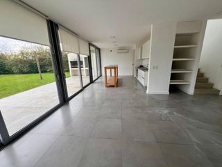 Foto 4 de VENTA CASA 4 AMB + DEPENDENCIA EL CANTON NORTE