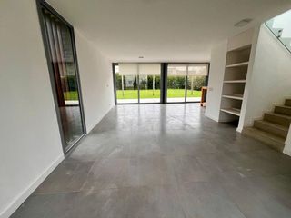 Foto 2 de VENTA CASA 4 AMB + DEPENDENCIA EL CANTON NORTE