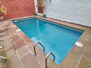 Foto 11 de CASA DE ESTILO 5 AMB. BALCÓN GARAJE PATIO PISCINA