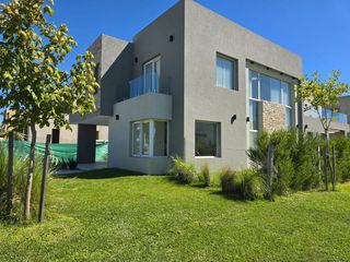 Foto 5 de VENTA CASA 6 AMBIENTES BARRIO CARPINCHOS NORDELTA