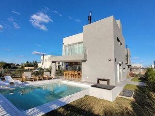 Foto 3 de VENTA CASA 6 AMBIENTES BARRIO CARPINCHOS NORDELTA