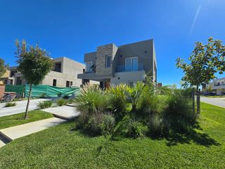 Foto 4 de VENTA CASA 6 AMBIENTES BARRIO CARPINCHOS NORDELTA