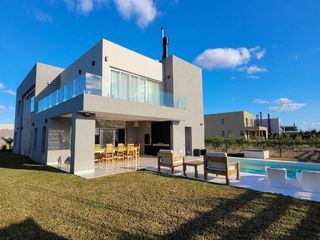 Foto 2 de VENTA CASA 6 AMBIENTES BARRIO CARPINCHOS NORDELTA