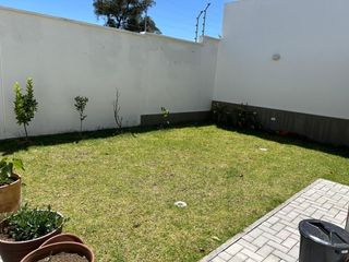 Foto 3 de vendo casa en Puembo con hermosa vista