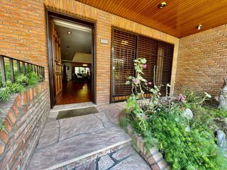 Foto 2 de Se Vende Excelente Casa Cinco ambientes, con 4 Cocheras, posible permuta por menor valor!!