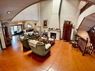 Foto 1 de Se Vende Excelente Casa Cinco ambientes, con 4 Cocheras, posible permuta por menor valor!!
