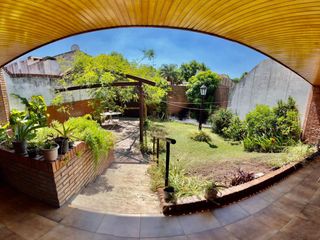 Foto 22 de Se Vende Excelente Casa Cinco ambientes, con 4 Cocheras, posible permuta por menor valor!!