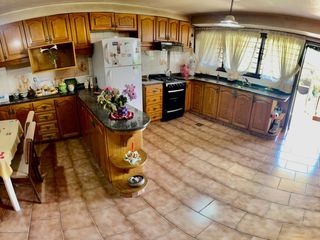 Foto 18 de Se Vende Excelente Casa Cinco ambientes, con 4 Cocheras, posible permuta por menor valor!!