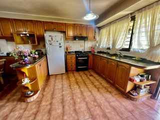 Foto 19 de Se Vende Excelente Casa Cinco ambientes, con 4 Cocheras, posible permuta por menor valor!!