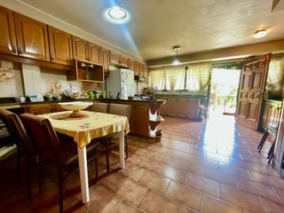 Foto 17 de Se Vende Excelente Casa Cinco ambientes, con 4 Cocheras, posible permuta por menor valor!!