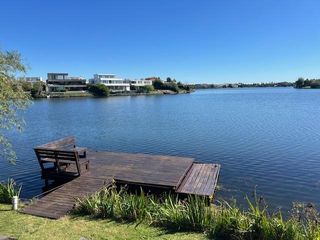 Foto 1 de LA ISLA, NORDELTA. Venta o Alquiler sobre la laguna