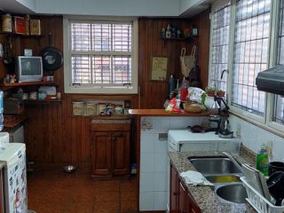 Foto 10 de Casa en Banfield con jardín,  quincho y pileta