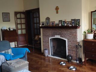 Foto 3 de Casa en Banfield con jardín,  quincho y pileta