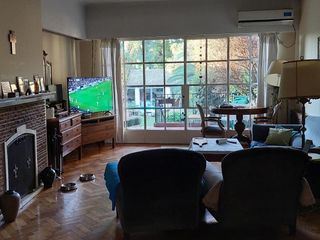 Foto 1 de Casa en Banfield con jardín,  quincho y pileta