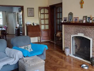 Foto 2 de Casa en Banfield con jardín,  quincho y pileta