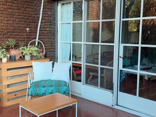Foto 8 de Casa en Banfield con jardín,  quincho y pileta
