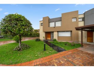 Foto 1 de Arriendo Casa Bogotá San Jose de Bavaria moderna en conjunto Arborada