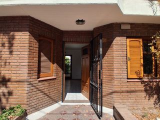 Foto 1 de GODOY CRUZ 2 DORMITORIOS CASA UBICADISIMA CERCA