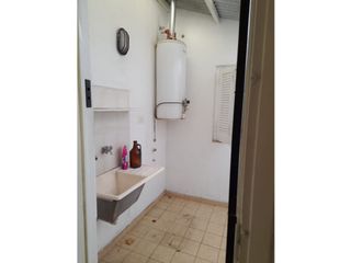 Foto 3 de CASA 3 AMB, CON JARDIN Y ENT. DE AUTO AL FRENTE.  FUNES Y BROWN