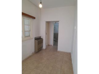 Foto 6 de CASA 3 AMB, CON JARDIN Y ENT. DE AUTO AL FRENTE.  FUNES Y BROWN