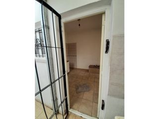 Foto 12 de CASA 3 AMB, CON JARDIN Y ENT. DE AUTO AL FRENTE.  FUNES Y BROWN