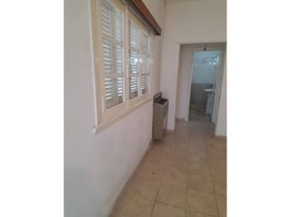 Foto 2 de CASA 3 AMB, CON JARDIN Y ENT. DE AUTO AL FRENTE.  FUNES Y BROWN