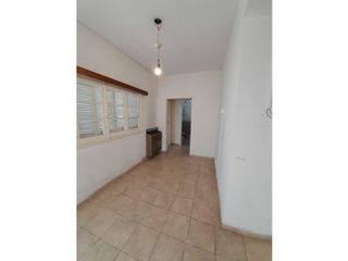 Foto 7 de CASA 3 AMB, CON JARDIN Y ENT. DE AUTO AL FRENTE.  FUNES Y BROWN