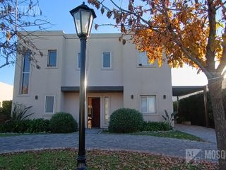 Foto 1 de VENTA Casa en San Eduardo Pilar del Este