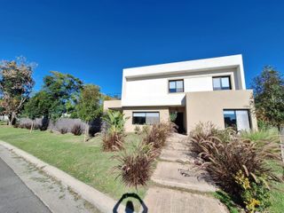 Foto 1 de Casa en venta - 3 Dormitorios 3 Baños - Pilar del Este