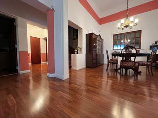 Foto 5 de VENTA - CASA 5 AMB C/GARAGE Y QUINCHO - EXC ESTADO