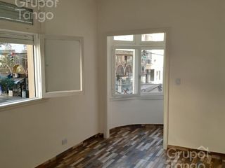 Foto 1 de Venta Departamento Balvanera Dos Ambientes Frente Balcón