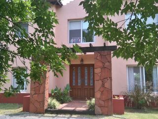 Foto 2 de Casa en  Alquiler Anual con pileta en Santa Catalina Villanueva
