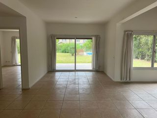 Foto 8 de Casa en  Alquiler Anual con pileta en Santa Catalina Villanueva