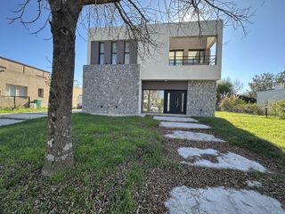 Foto 2 de Casa a estrenar en el barrio Los Eucaliptos - Harás Santa Maria