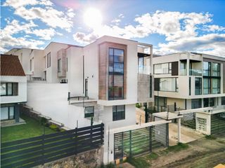 Foto 1 de HERMOSA Y MODERNA CASA EN RENTA CHALLUABAMBA CUENCA