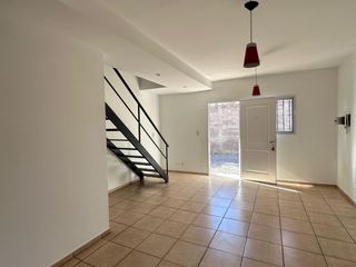 Foto 1 de Dúplex en alquiler de 2 dormitorios c/ cochera en Maipú
