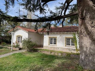 Foto 1 de Casa en  Alquiler - Hermosa propiedad con añosos árboles y amplio jardín