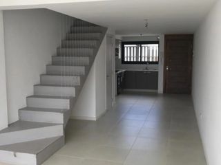 Foto 3 de VENTA TRIPLEX 4 AMBIENTES A ESTRENAR. APTO CREDITO.